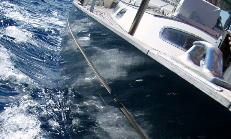 Riding the waves with minimal pitching and heeling Riding the waves with minimal pitching and heeling
