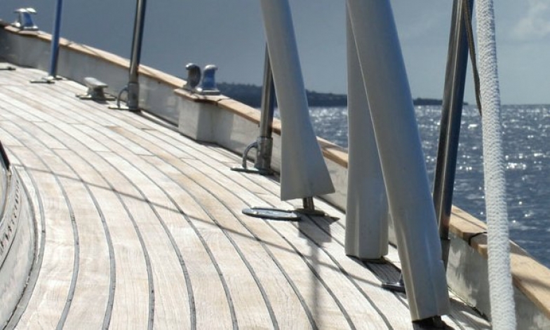 Safe and comfortable foothold on the teak deck Safe and comfortable foothold on the teak deck